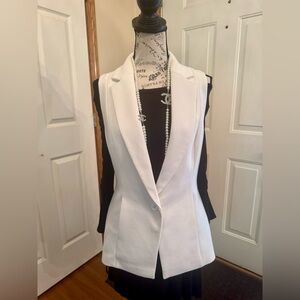 White House Black Market white vest with back chiffon pleats side pockets sz 4